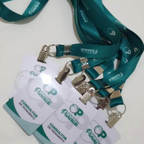 Kit Crachás empresariais em PVC com cordão personalizado