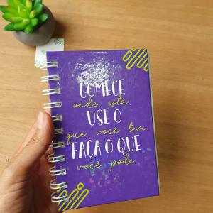 Caderneta A6 Personalizada Capa Dura Capa Dura couche 150g, colado no papel hot melt e Miolo 75g A6 10x15 cm Capa Colorida, miolo preto e branco  Abertura Horizontal 48 folhas (96 páginas) + Wire-o