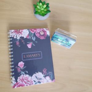 Caderno A5 Personalizado Encadernado Wire-o Capa Dura Miolo em Sulfite 75g A5 15x21 cm Miolo PB 96 folhas (192 páginas) Laminação F/V Brilho, Fosco, Soft Touch ou Holográfico Capa/Contracapa Personalizadas Wire-o Branco ou Preto