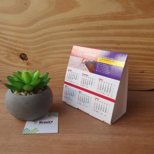 MINI CALENDÁRIO de Mesa Simples | 9,6x9,8cm | com Verniz Couchê Brilho 250g Mini 9,6x9,8cm 4x0 Impressão só por Fora Verniz Total Frente Corte e Vinco Padrão LINHA BÁSICO