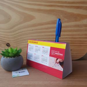 Calendário de Mesa Simples | Porta-Caneta 8x5 cm | Com Verniz Couchê 250g 8,3x5,3cm 4x0 colorido só frente Com Verniz Total Frente Faca Padrão 