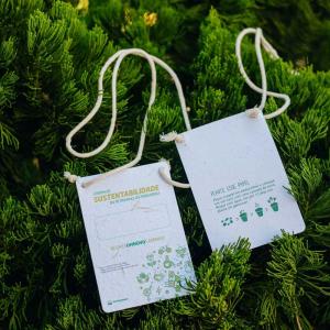 CREDENCIAL PARA EVENTOS em Papel Semente Papel Semente 230g (100% biodegradável).  4x4 Impressão Frente e Verso. Sem Verniz. Cantos arredondados + 2 Furos LINHA NATURAL