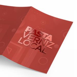 PASTA COM BOLSA 300g Verniz Localizado Couchê 300g 22x31cm (fechada) | 31x45 cm (aberta) 4x0 Colorido Fora, dentro da pasta branco Laminação Fosca + Verniz Localizado Bolsa branca ou personalizada 