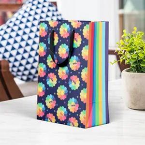 Sacola em Papel para Presente Estampa Emoji Sulfite 180g 31x44cm   Alça Gorgurão Escama Preta 2x35cm Faca Padrão